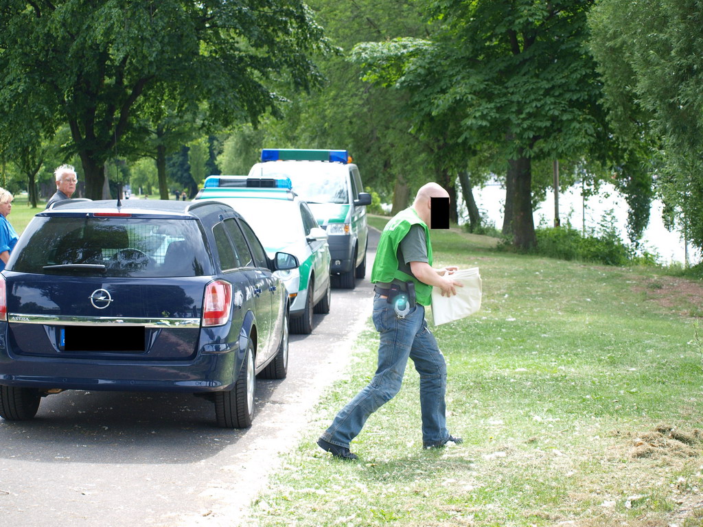 Wasserleiche angespuelt Koeln Deutz Rheinpark Hoehe Zoobruecke P15.JPG